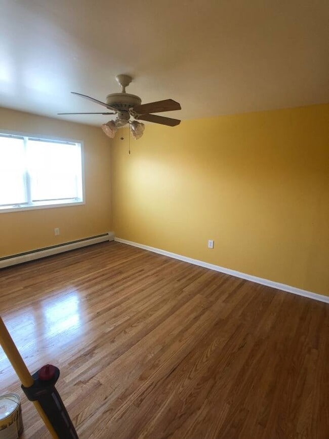 Building Photo - Newer & Modern 3 Bed., 1.5 Bath Home w/W/D...