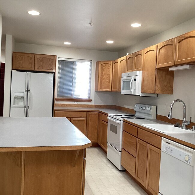 Building Photo - Bright & Spacious Everett Condo – 3 Bed, 2...