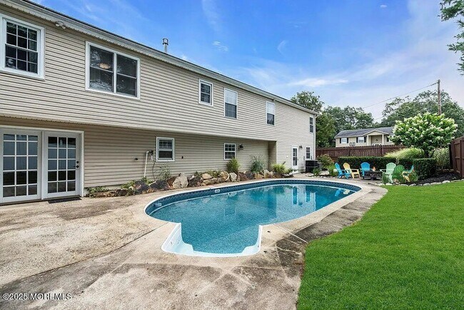 Building Photo - 61 Lynn Dr