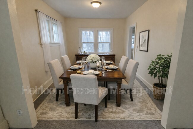 Building Photo - 1112 E 6th St