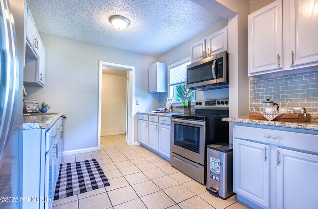 Building Photo - 3323 Rosselle St