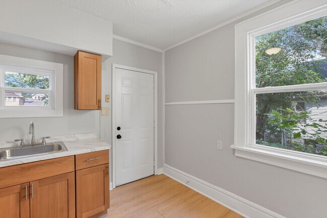 Building Photo - 157 S Eureka Ave
