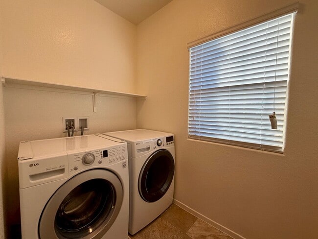 Building Photo - 3 BED 2.5 BATH 2 CAR GARAGE SINGLE FAMILY HOME W/ LOFT, BACKYARD & COMMUNITY POOL, SPA, PLAYGROUN...