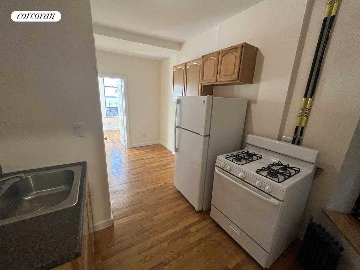 Building Photo - 350 E 91st St