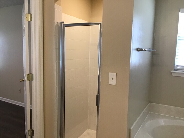 Building Photo - 2038 Belhaven Dr