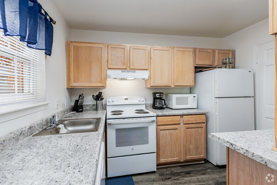 2BR, 1.5BA - 1,080F - Kitchen - Chelsea At Lee Hall