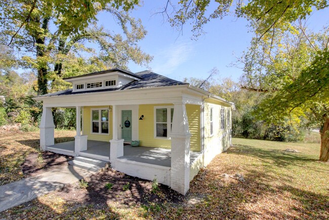 Building Photo - Charming Home in the Country