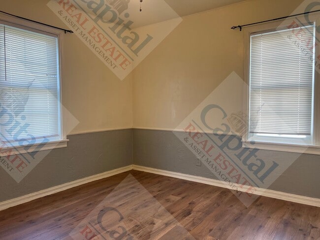 Building Photo - Cozy Cottage