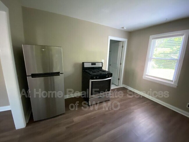 Building Photo - 520 N Warren Ave