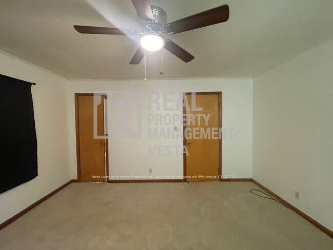 Building Photo - 2562 Bedford Pl