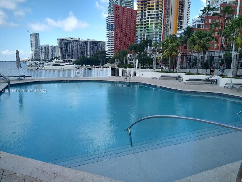 Building Photo - 200 SE 15th Rd