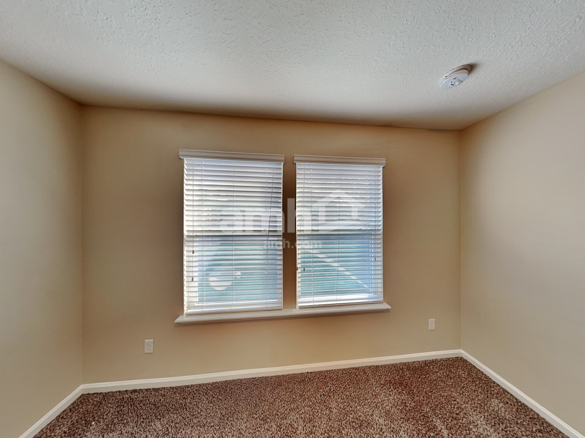 Building Photo - 332 Silver Glen Ave