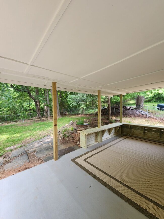 Building Photo - East Asheville Rental!