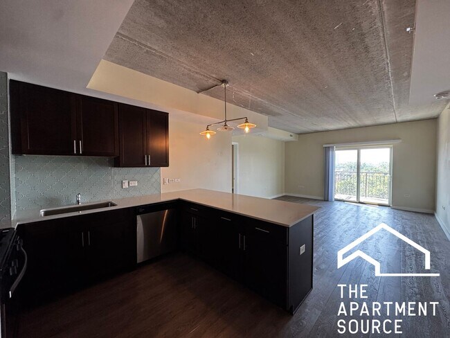 Building Photo - 1323 W Morse Ave