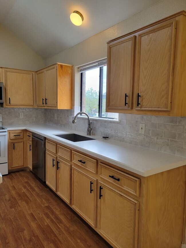 Building Photo - 3bd/2ba house close to major shopping, restaurants, and Ft. Hood!