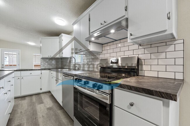 Building Photo - 3 Bedroom 2 Bathroom Home with Off-Street Parking Available in Sagle, Idaho!