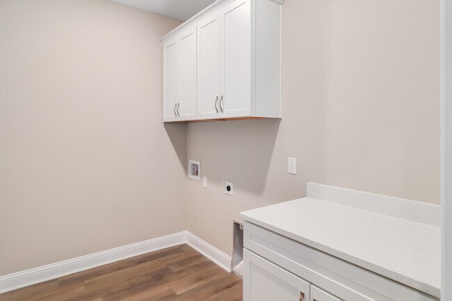 Building Photo - 204 Pineland Dr