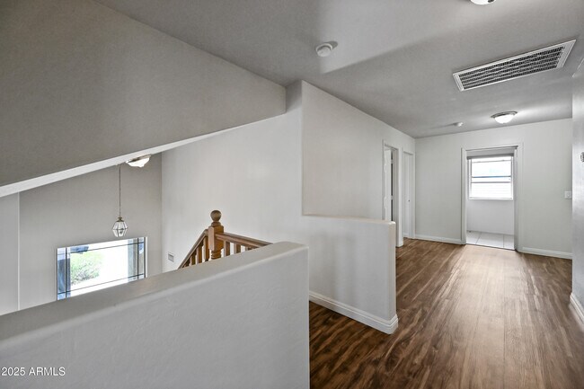 Building Photo - 11237 W Davis Ln