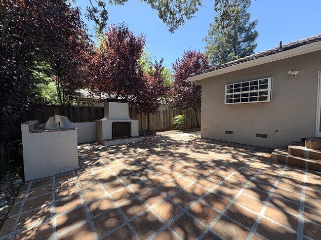 Building Photo - Spacious 3BR + Office | 2,150 SF | 2-Car Garage | Prime Menlo Park