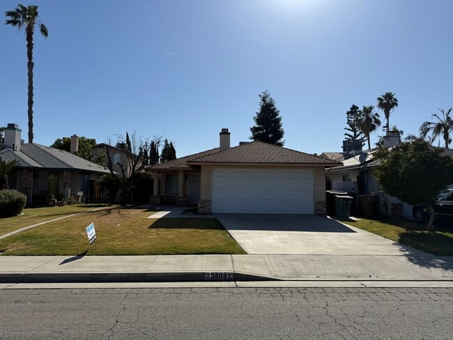 Primary Photo - Spacious 2-Bedroom, 1-Bathroom Home in Sou...