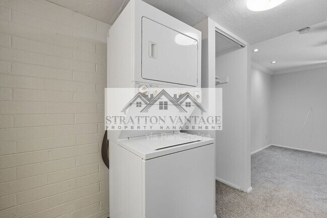 Building Photo - 4114 E Calle Redonda