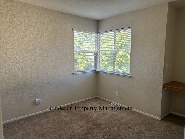 Building Photo - 913 Radcliff Dr