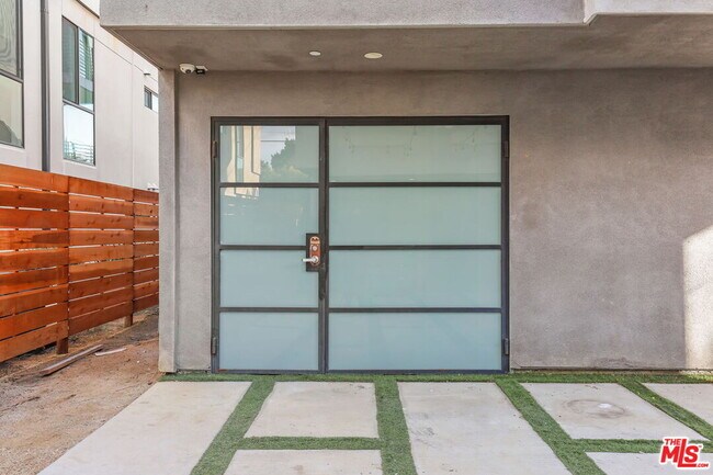 Building Photo - 803 N Harvard Blvd