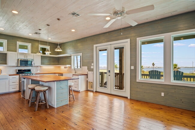 Building Photo - 100 Port Isabel St