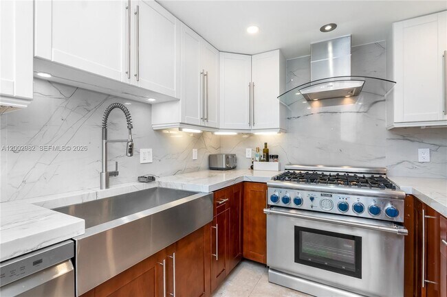 Building Photo - 3140 S Ocean Dr