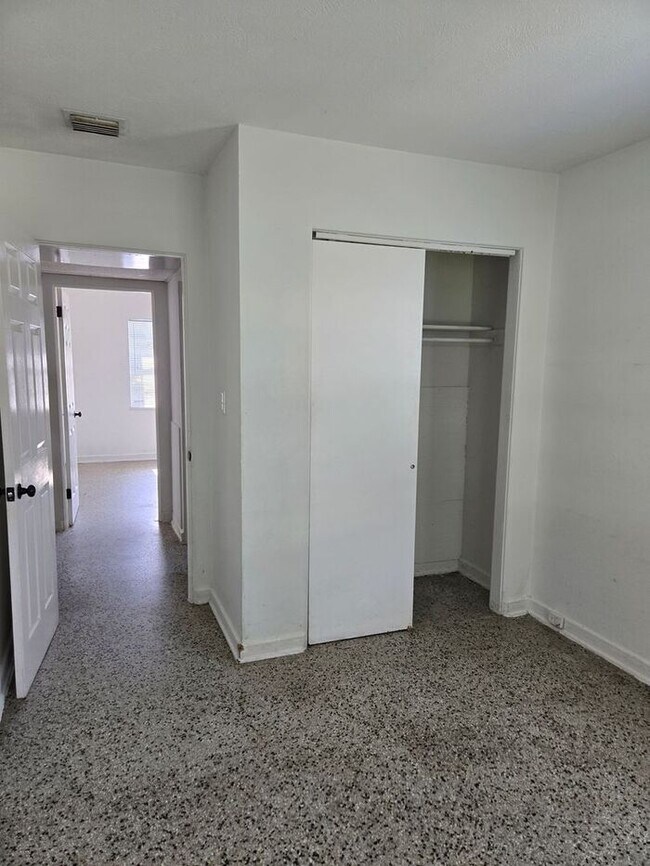 Building Photo - Charming 1/2 duplex in the heart of Orlando