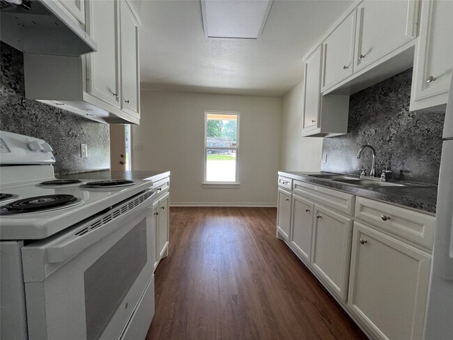 Building Photo - 1231 Sycamore Ave