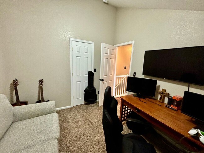 Building Photo - Spacious 2 Bed 2.5 Bath Townhouse in Northeast Fort Collins