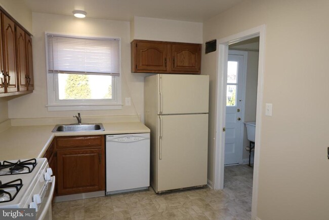 Building Photo - 4325 Maple Ave