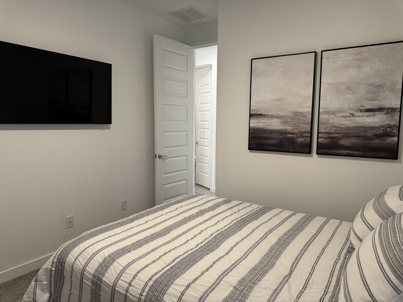 Second bedroom with queen sized bed and 55" tv - 8957 W Palo Verde Dr
