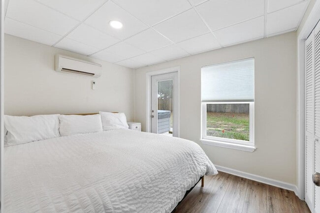 Building Photo - 22103 Lakeview Dr