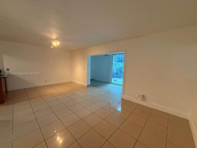 Building Photo - 23 N Valencia Dr