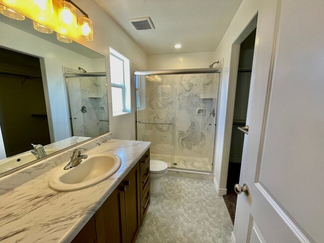 Building Photo - Adorable 3-Bedroom Townhome with 2-Car Gar...