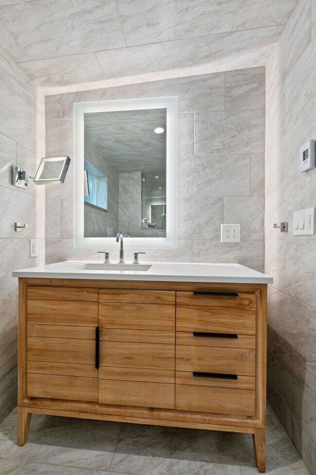 Building Photo - Elegant Air-Conditioned Newly Remodeled Matthews Beach Rambler