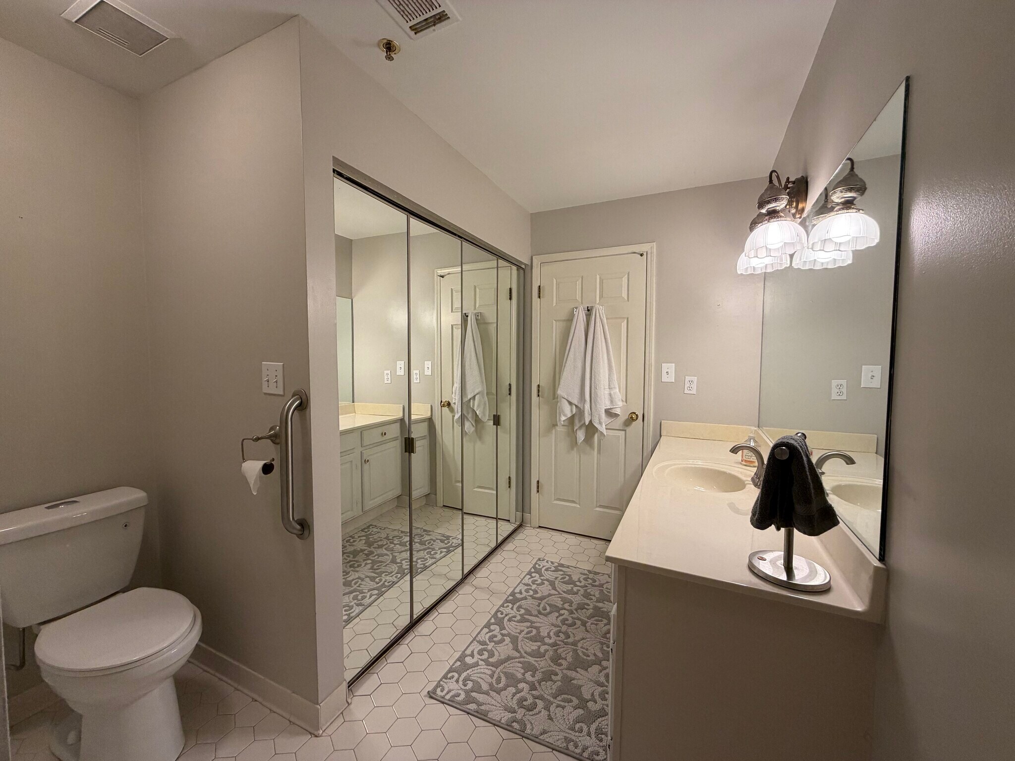 Secondary Bathroom - 3201 Lenox Rd NE