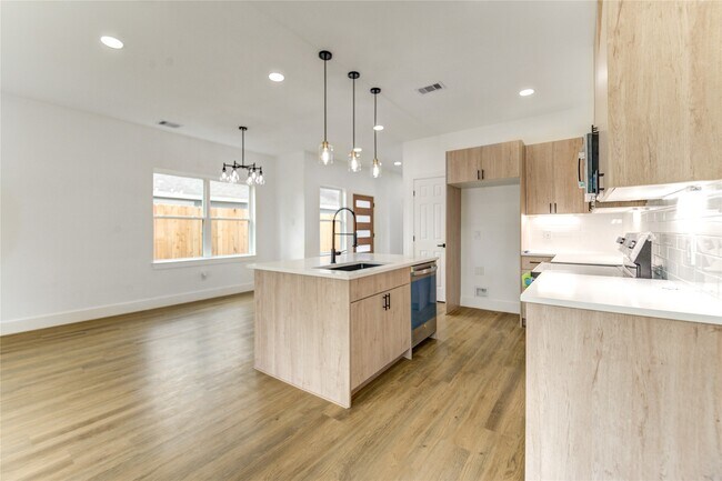 Building Photo - 4554 Newberry St