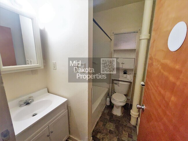 Building Photo - 421 E 7th- 3 bedroom house