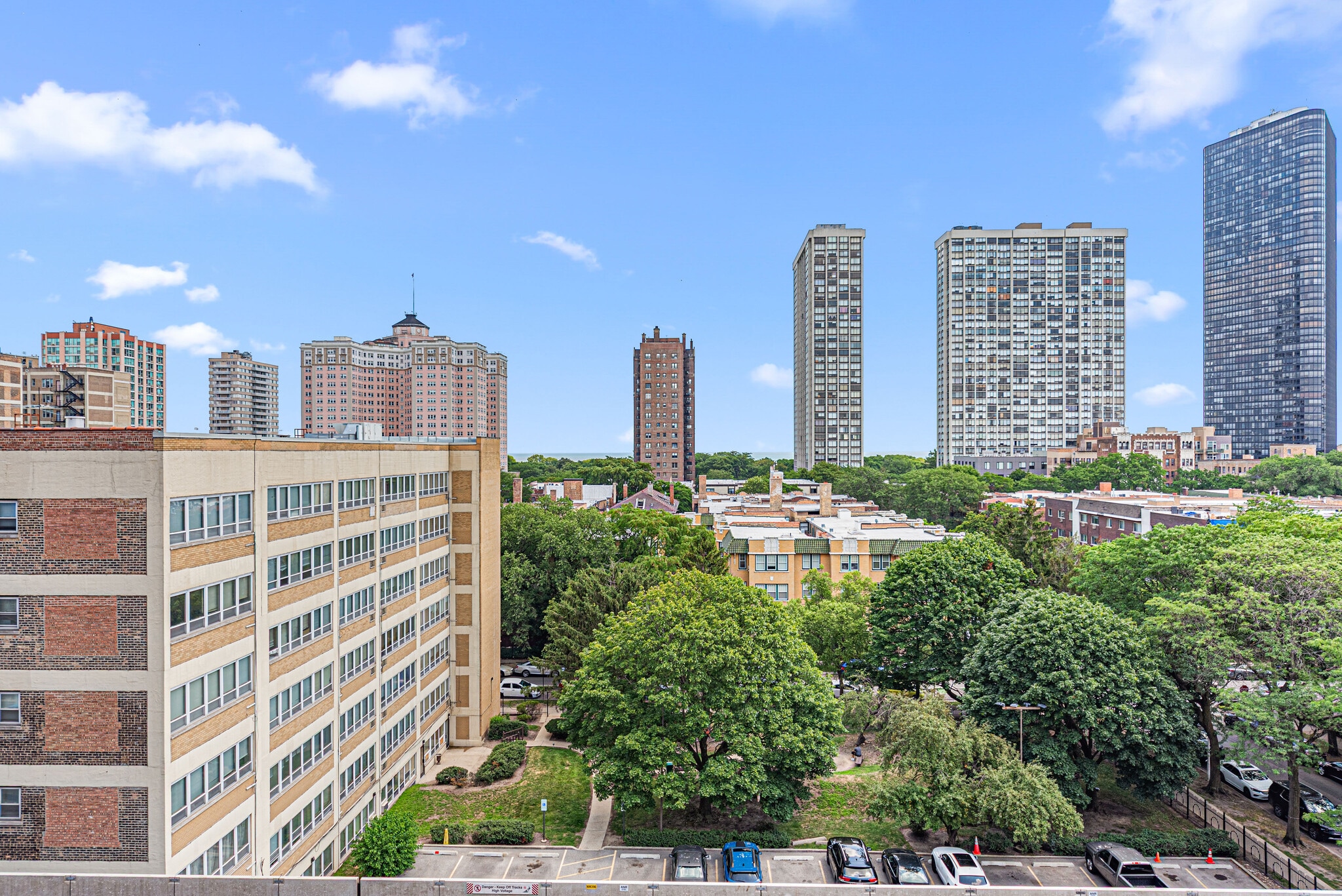 balcony view - 1122 W Catalpa Ave