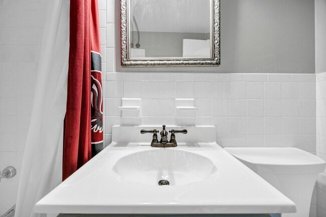 Building Photo - 2 Bedroom 1 Bathroom with Washer/Dryer