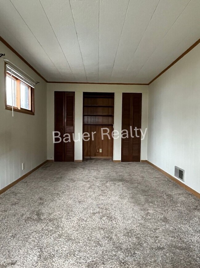 Building Photo - 3 -4 Bedroom Home Near Brookside Park