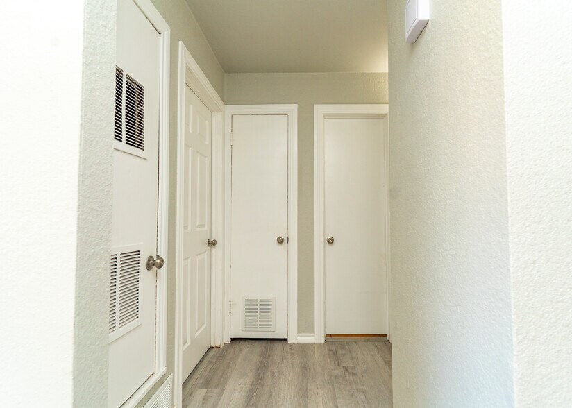 Building Photo - 1416 Tulip Ln