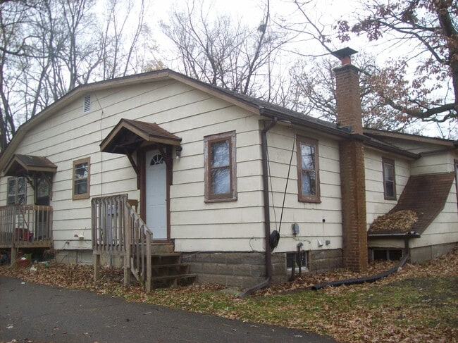 Building Photo - 821 Ravencrest Ave