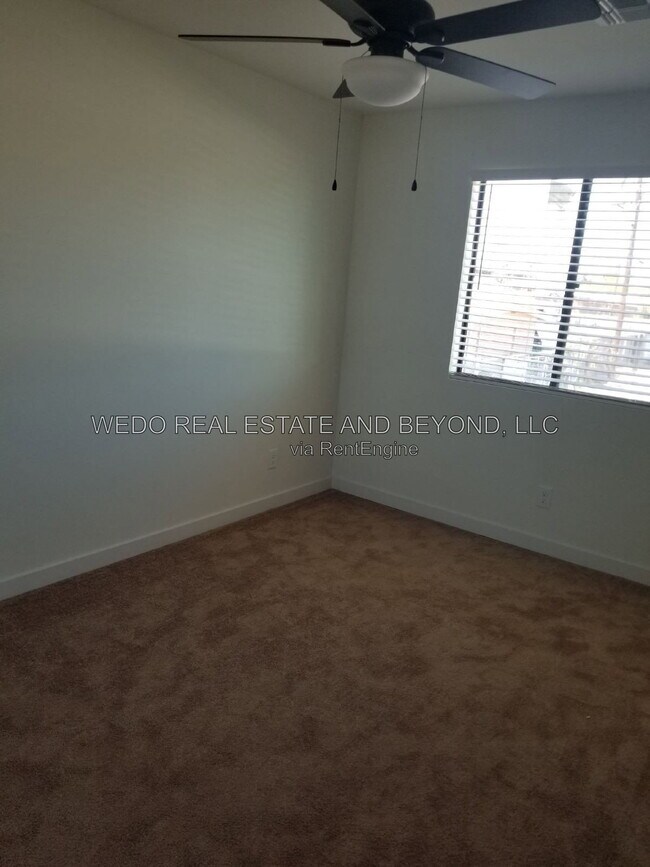 Building Photo - 813 E Siesta Dr