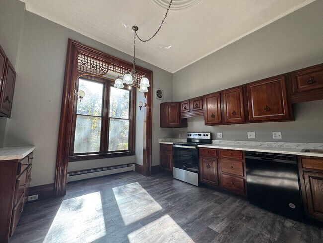 Building Photo - 349 6th Ave S