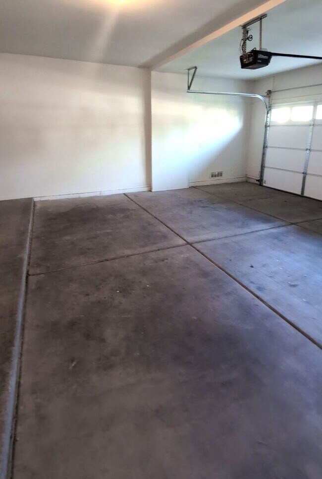 Building Photo - 2098 E Mallard Ct