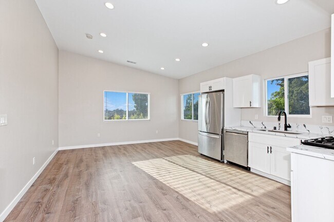 Building Photo - Private balcony + private patio!